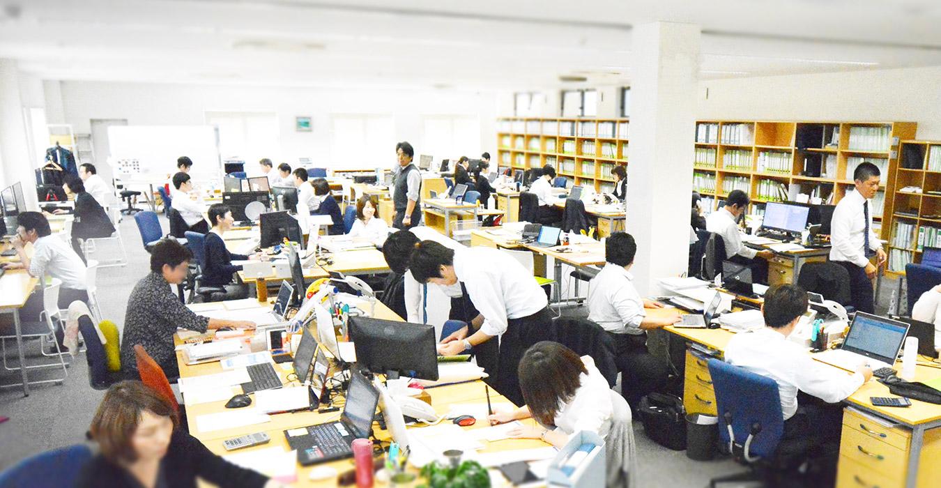 お客様の役に立つ事務所になる  チーム対応で、一番。  税務・人事・法務など、連携して考え対応します