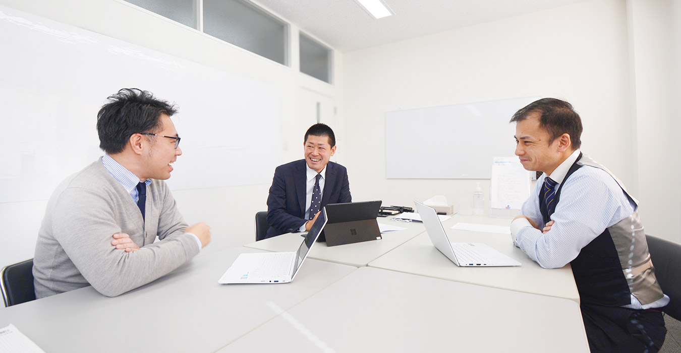 お客様の役に立つ事務所になる  チーム対応で、一番。  税務・人事・法務など、連携して考え対応します